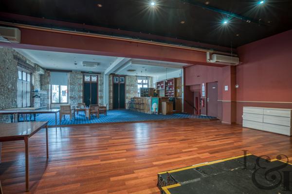 Maison de ville aménagée en salle de spectacle à vendre à Monclar d'Agenais