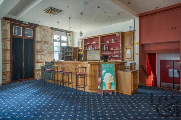 Maison de ville aménagée en salle de spectacle à vendre à Monclar d'Agenais