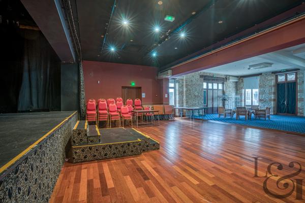 Maison de ville aménagée en salle de spectacle à vendre à Monclar d'Agenais