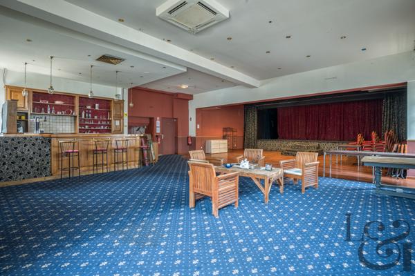 Maison de ville aménagée en salle de spectacle à vendre à Monclar d'Agenais