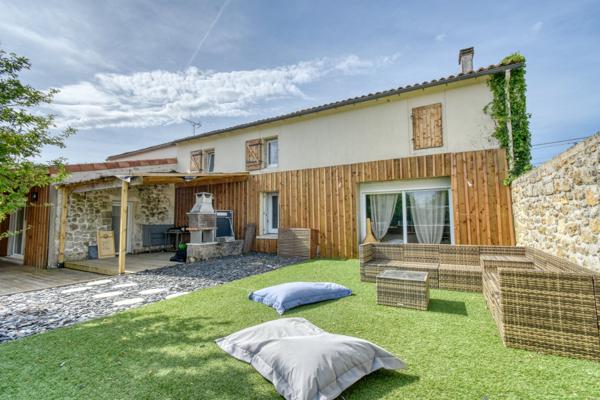 Tonnay-Charente (17430) Grande maison familiale avec dépendance et piscine