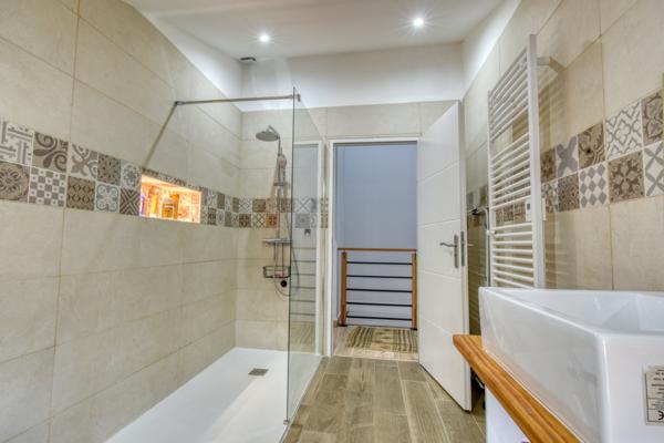 Tonnay-Charente (17430) Grande maison familiale avec dépendance et piscine