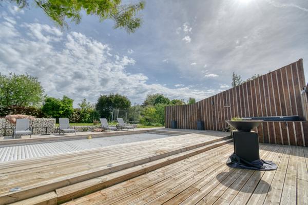 Tonnay-Charente (17430) Grande maison familiale avec dépendance et piscine