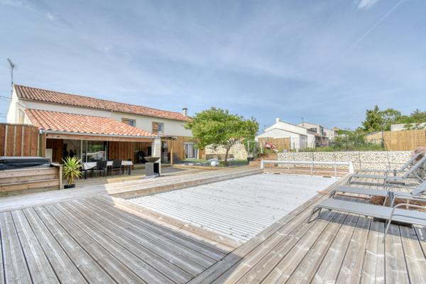 Tonnay-Charente (17430) Grande maison familiale avec dépendance et piscine