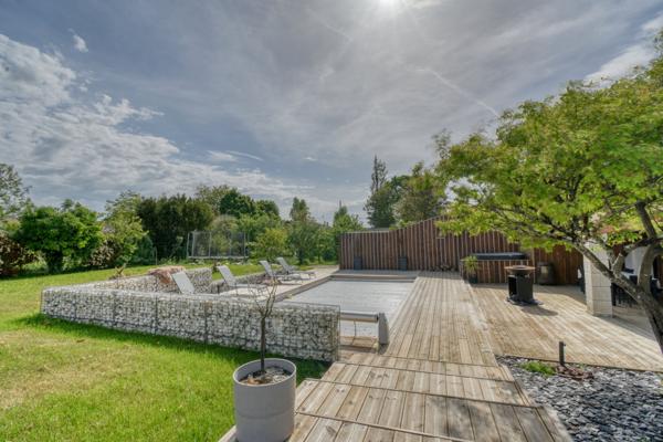 Tonnay-Charente (17430) Grande maison familiale avec dépendance et piscine