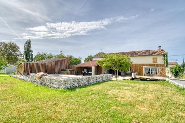 Tonnay-Charente (17430) Grande maison familiale avec dépendance et piscine