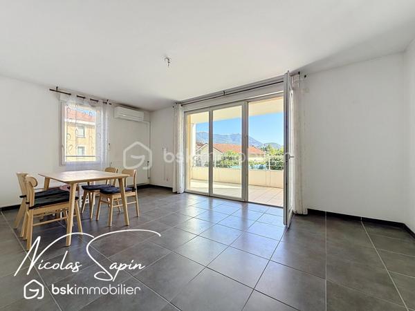Varces Allières et Risset avec Nicolas SAPIN(ei) 
Venez découvrir ce bel appartement niché au premier étage sur deux, au sein d'une résidence sécurisée et à proximité des commodités.
Vous saurez apprécier la belle pièce de vie avec cuisine ouverte donnant accès à une terrasse de 12m2  exposée SUD.
Deux chambres avec placard, une salle de bain et toilette séparé. 
Pour votre confort: volets électriques, double vitrage, de nombreux rangement. 
Une place de parking privée complète ce bien. 
A visiter sans tarder.
