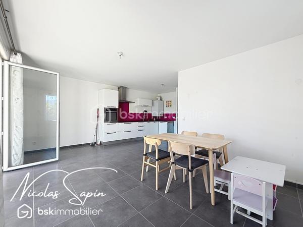 Varces Allières et Risset avec Nicolas SAPIN(ei) 
Venez découvrir ce bel appartement niché au premier étage sur deux, au sein d'une résidence sécurisée et à proximité des commodités.
Vous saurez apprécier la belle pièce de vie avec cuisine ouverte donnant accès à une terrasse de 12m2  exposée SUD.
Deux chambres avec placard, une salle de bain et toilette séparé. 
Pour votre confort: volets électriques, double vitrage, de nombreux rangement. 
Une place de parking privée complète ce bien. 
A visiter sans tarder.
