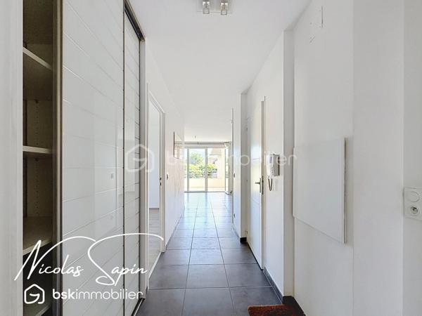 Varces Allières et Risset avec Nicolas SAPIN(ei) 
Venez découvrir ce bel appartement niché au premier étage sur deux, au sein d'une résidence sécurisée et à proximité des commodités.
Vous saurez apprécier la belle pièce de vie avec cuisine ouverte donnant accès à une terrasse de 12m2  exposée SUD.
Deux chambres avec placard, une salle de bain et toilette séparé. 
Pour votre confort: volets électriques, double vitrage, de nombreux rangement. 
Une place de parking privée complète ce bien. 
A visiter sans tarder.