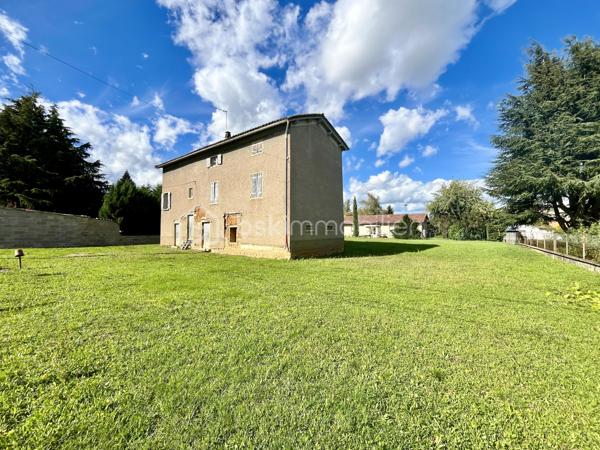 Un beau projet de rénovation dans un environnement privilégié à Arnas !
Vous êtes à la recherche d'un bien offrant de beaux volumes, un terrain généreux et un véritable potentiel de transformation ? Cette propriété mérite votre attention.
Implantée sur une très belle parcelle plate d'environ 1 280m², cette maison ancienne développe environ 200m² habitables et constitue une belle opportunité pour créer une résidence familiale à votre image.

La maison nécessite une rénovation complète, offrant ainsi la possibilité de repenser entièrement les espaces, les volumes et les prestations afin de créer un intérieur contemporain, confortable et parfaitement adapté à votre mode de vie.
Avec ses 200m² habitables, la bâtisse offre des volumes généreux et de nombreuses possibilités d'aménagement intérieur.
Le terrain plat de 1 280m², clos et agréable, constitue un véritable atout pour profiter pleinement des extérieurs et imaginer un beau jardin familial, des espaces de détente ou encore différents aménagements selon vos envies, dans le respect des règles d'urbanisme applicables.
La maison bénéficie également du raccordement à l'assainissement collectif.

Vous profiterez d'un environnement résidentiel tout en restant à proximité des commodités du quotidien : écoles, commerces, transports, accès rapides aux principaux axes.

Cette propriété s'adresse aux acquéreurs à la recherche d'un projet de rénovation et souhaitant créer une grande maison familiale à leur image.

Visites sur rendez-vous.
Vous souhaitez en savoir davantage sur le bien et les possibilités d'évolution du bâti existant ? N'hésitez pas à me contacter, je me ferai un plaisir de vous renseigner et de vous accompagner dans votre projet.