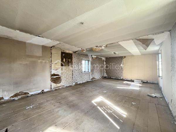 Un beau projet de rénovation dans un environnement privilégié à Arnas !
Vous êtes à la recherche d'un bien offrant de beaux volumes, un terrain généreux et un véritable potentiel de transformation ? Cette propriété mérite votre attention.
Implantée sur une très belle parcelle plate d'environ 1 280m², cette maison ancienne développe environ 200m² habitables et constitue une belle opportunité pour créer une résidence familiale à votre image.

La maison nécessite une rénovation complète, offrant ainsi la possibilité de repenser entièrement les espaces, les volumes et les prestations afin de créer un intérieur contemporain, confortable et parfaitement adapté à votre mode de vie.
Avec ses 200m² habitables, la bâtisse offre des volumes généreux et de nombreuses possibilités d'aménagement intérieur.
Le terrain plat de 1 280m², clos et agréable, constitue un véritable atout pour profiter pleinement des extérieurs et imaginer un beau jardin familial, des espaces de détente ou encore différents aménagements selon vos envies, dans le respect des règles d'urbanisme applicables.
La maison bénéficie également du raccordement à l'assainissement collectif.

Vous profiterez d'un environnement résidentiel tout en restant à proximité des commodités du quotidien : écoles, commerces, transports, accès rapides aux principaux axes.

Cette propriété s'adresse aux acquéreurs à la recherche d'un projet de rénovation et souhaitant créer une grande maison familiale à leur image.

Visites sur rendez-vous.
Vous souhaitez en savoir davantage sur le bien et les possibilités d'évolution du bâti existant ? N'hésitez pas à me contacter, je me ferai un plaisir de vous renseigner et de vous accompagner dans votre projet.