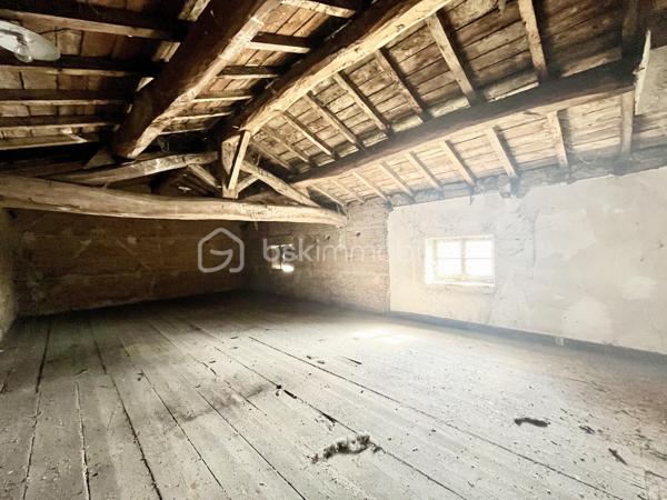 Un beau projet de rénovation dans un environnement privilégié à Arnas !
Vous êtes à la recherche d'un bien offrant de beaux volumes, un terrain généreux et un véritable potentiel de transformation ? Cette propriété mérite votre attention.
Implantée sur une très belle parcelle plate d'environ 1 280m², cette maison ancienne développe environ 200m² habitables et constitue une belle opportunité pour créer une résidence familiale à votre image.

La maison nécessite une rénovation complète, offrant ainsi la possibilité de repenser entièrement les espaces, les volumes et les prestations afin de créer un intérieur contemporain, confortable et parfaitement adapté à votre mode de vie.
Avec ses 200m² habitables, la bâtisse offre des volumes généreux et de nombreuses possibilités d'aménagement intérieur.
Le terrain plat de 1 280m², clos et agréable, constitue un véritable atout pour profiter pleinement des extérieurs et imaginer un beau jardin familial, des espaces de détente ou encore différents aménagements selon vos envies, dans le respect des règles d'urbanisme applicables.
La maison bénéficie également du raccordement à l'assainissement collectif.

Vous profiterez d'un environnement résidentiel tout en restant à proximité des commodités du quotidien : écoles, commerces, transports, accès rapides aux principaux axes.

Cette propriété s'adresse aux acquéreurs à la recherche d'un projet de rénovation et souhaitant créer une grande maison familiale à leur image.

Visites sur rendez-vous.
Vous souhaitez en savoir davantage sur le bien et les possibilités d'évolution du bâti existant ? N'hésitez pas à me contacter, je me ferai un plaisir de vous renseigner et de vous accompagner dans votre projet.
