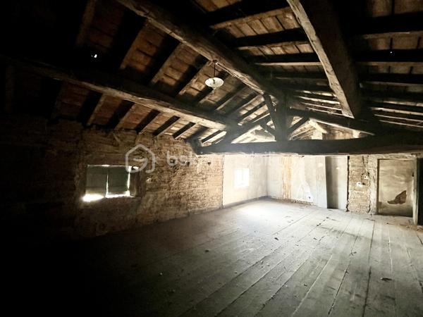 Un beau projet de rénovation dans un environnement privilégié à Arnas !
Vous êtes à la recherche d'un bien offrant de beaux volumes, un terrain généreux et un véritable potentiel de transformation ? Cette propriété mérite votre attention.
Implantée sur une très belle parcelle plate d'environ 1 280m², cette maison ancienne développe environ 200m² habitables et constitue une belle opportunité pour créer une résidence familiale à votre image.

La maison nécessite une rénovation complète, offrant ainsi la possibilité de repenser entièrement les espaces, les volumes et les prestations afin de créer un intérieur contemporain, confortable et parfaitement adapté à votre mode de vie.
Avec ses 200m² habitables, la bâtisse offre des volumes généreux et de nombreuses possibilités d'aménagement intérieur.
Le terrain plat de 1 280m², clos et agréable, constitue un véritable atout pour profiter pleinement des extérieurs et imaginer un beau jardin familial, des espaces de détente ou encore différents aménagements selon vos envies, dans le respect des règles d'urbanisme applicables.
La maison bénéficie également du raccordement à l'assainissement collectif.

Vous profiterez d'un environnement résidentiel tout en restant à proximité des commodités du quotidien : écoles, commerces, transports, accès rapides aux principaux axes.

Cette propriété s'adresse aux acquéreurs à la recherche d'un projet de rénovation et souhaitant créer une grande maison familiale à leur image.

Visites sur rendez-vous.
Vous souhaitez en savoir davantage sur le bien et les possibilités d'évolution du bâti existant ? N'hésitez pas à me contacter, je me ferai un plaisir de vous renseigner et de vous accompagner dans votre projet.