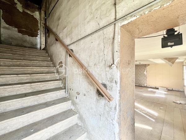 Un beau projet de rénovation dans un environnement privilégié à Arnas !
Vous êtes à la recherche d'un bien offrant de beaux volumes, un terrain généreux et un véritable potentiel de transformation ? Cette propriété mérite votre attention.
Implantée sur une très belle parcelle plate d'environ 1 280m², cette maison ancienne développe environ 200m² habitables et constitue une belle opportunité pour créer une résidence familiale à votre image.

La maison nécessite une rénovation complète, offrant ainsi la possibilité de repenser entièrement les espaces, les volumes et les prestations afin de créer un intérieur contemporain, confortable et parfaitement adapté à votre mode de vie.
Avec ses 200m² habitables, la bâtisse offre des volumes généreux et de nombreuses possibilités d'aménagement intérieur.
Le terrain plat de 1 280m², clos et agréable, constitue un véritable atout pour profiter pleinement des extérieurs et imaginer un beau jardin familial, des espaces de détente ou encore différents aménagements selon vos envies, dans le respect des règles d'urbanisme applicables.
La maison bénéficie également du raccordement à l'assainissement collectif.

Vous profiterez d'un environnement résidentiel tout en restant à proximité des commodités du quotidien : écoles, commerces, transports, accès rapides aux principaux axes.

Cette propriété s'adresse aux acquéreurs à la recherche d'un projet de rénovation et souhaitant créer une grande maison familiale à leur image.

Visites sur rendez-vous.
Vous souhaitez en savoir davantage sur le bien et les possibilités d'évolution du bâti existant ? N'hésitez pas à me contacter, je me ferai un plaisir de vous renseigner et de vous accompagner dans votre projet.