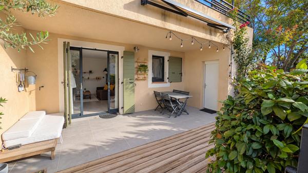 Appartement T2 avec terrasse et jardinet , parking, piscine