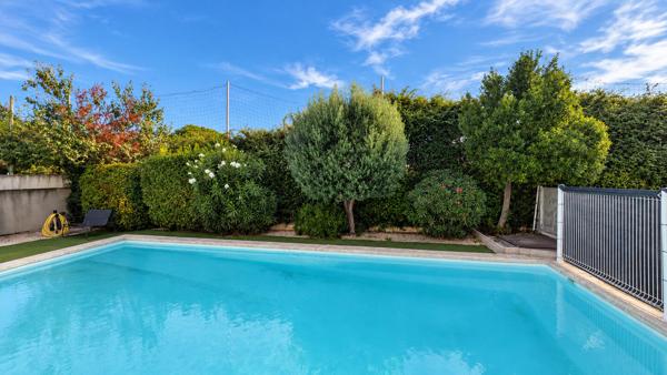 Appartement T2 avec terrasse et jardinet , parking, piscine