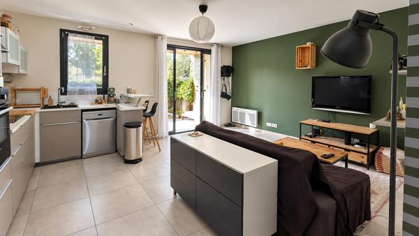 Appartement T2 avec terrasse et jardinet , parking, piscine