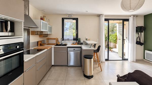 Appartement T2 avec terrasse et jardinet , parking, piscine