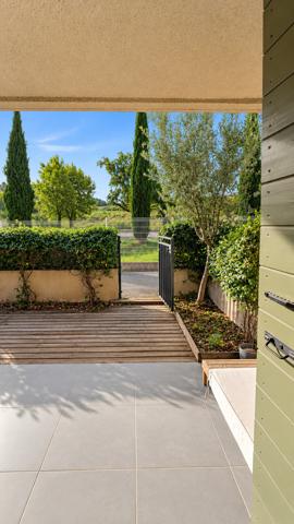Appartement T2 avec terrasse et jardinet , parking, piscine