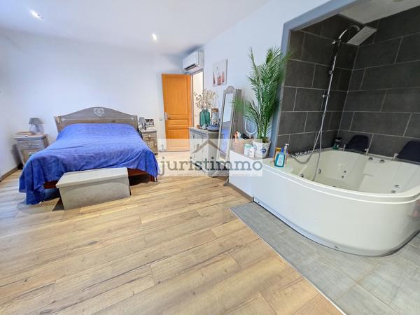 Uchaux (84100) Grande Maison avec Piscine à Débordement à Uchaux sur 3000m²