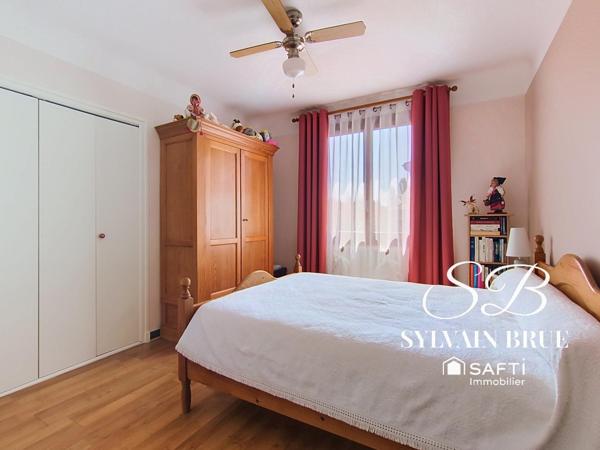 Maison familiale de plain-pied, garage et environnement calme