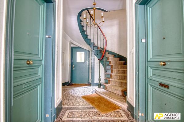 Versailles Rive-Droite Appartement 4 pièces environ 80m² carrez situé au 1er étage avec cave et local vélos €695 000 ** - Référence 25810