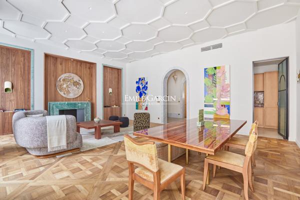 A vendre- Appartement  3 chambres - 75008 - Paris - Triangle D'Or - Balcon filant
