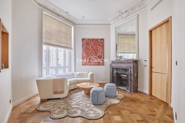 A vendre- Appartement  3 chambres - 75008 - Paris - Triangle D'Or - Balcon filant