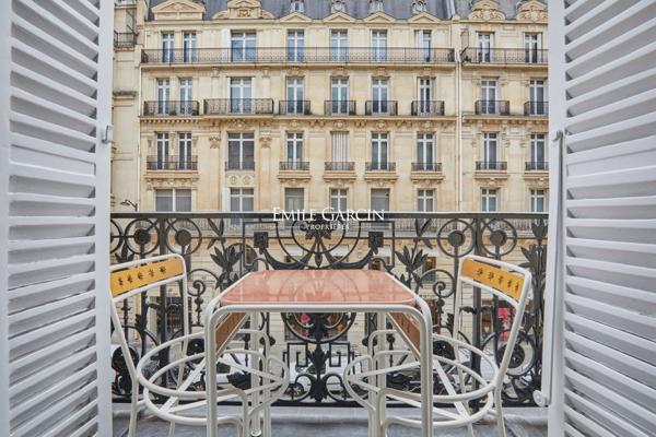 A vendre- Appartement  3 chambres - 75008 - Paris - Triangle D'Or - Balcon filant