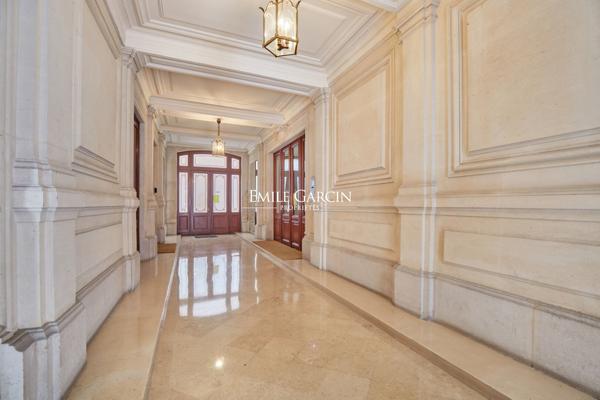 A vendre- Appartement  3 chambres - 75008 - Paris - Triangle D'Or - Balcon filant