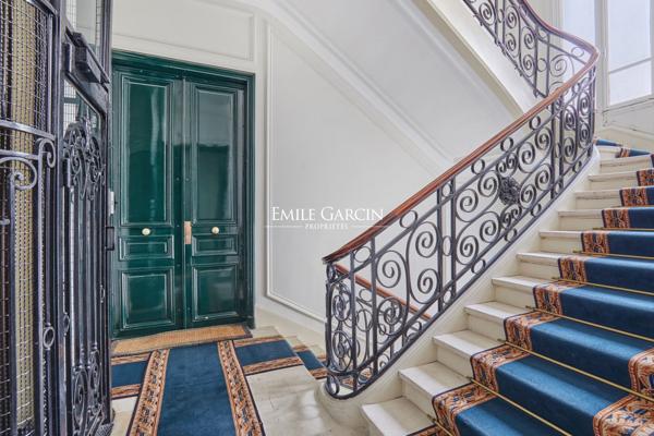 A vendre- Appartement  3 chambres - 75008 - Paris - Triangle D'Or - Balcon filant