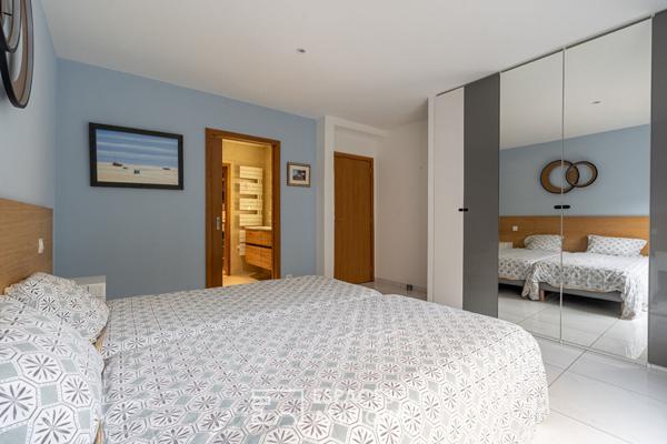 Maison familiale à l’abri des regards, à quelques pas de l’océan.