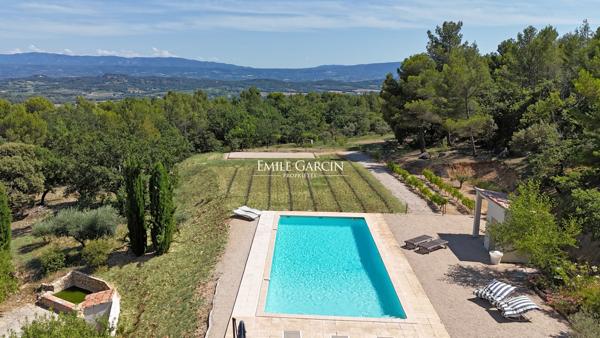 A vendre - Maison rénovée - Face au Luberon