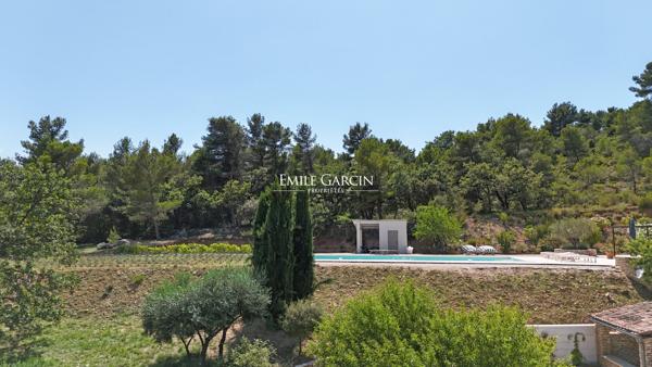 A vendre - Maison rénovée - Face au Luberon