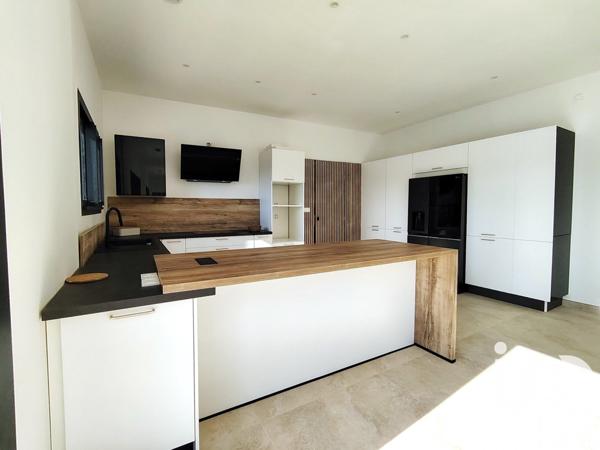 Maison 7 pièces de 210 m² à Bagnols-sur-Cèze (30200)