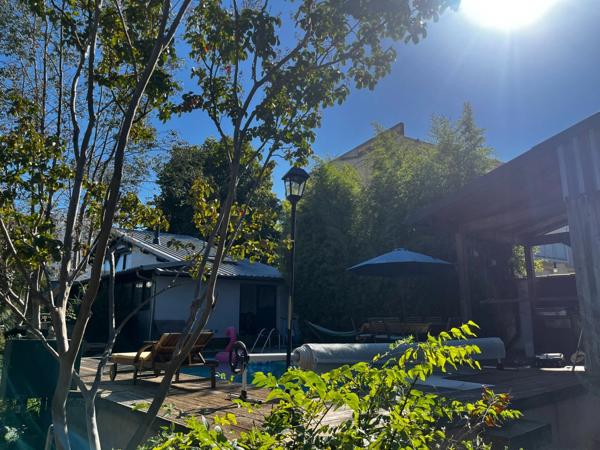 Très bel ensemble immobilier avec jardin et piscine proposant 2 maisons non mitoyennes  et un immeuble de 5 studios avec rentabilité locative
