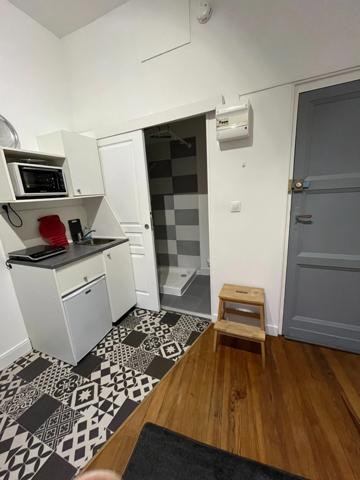 Très bel ensemble immobilier avec jardin et piscine proposant 2 maisons non mitoyennes  et un immeuble de 5 studios avec rentabilité locative