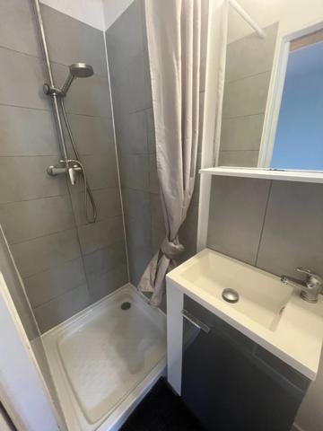 Très bel ensemble immobilier avec jardin et piscine proposant 2 maisons non mitoyennes  et un immeuble de 5 studios avec rentabilité locative