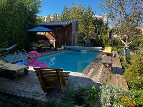 Très bel ensemble immobilier avec jardin et piscine proposant 2 maisons non mitoyennes  et un immeuble de 5 studios avec rentabilité locative