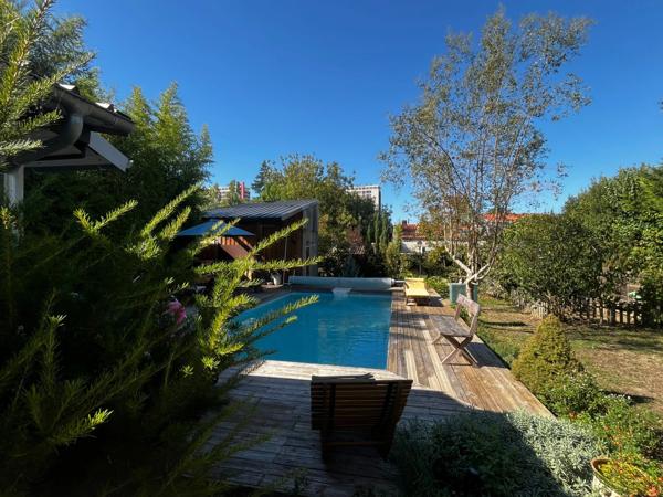 Très bel ensemble immobilier avec jardin et piscine proposant 2 maisons non mitoyennes  et un immeuble de 5 studios avec rentabilité locative