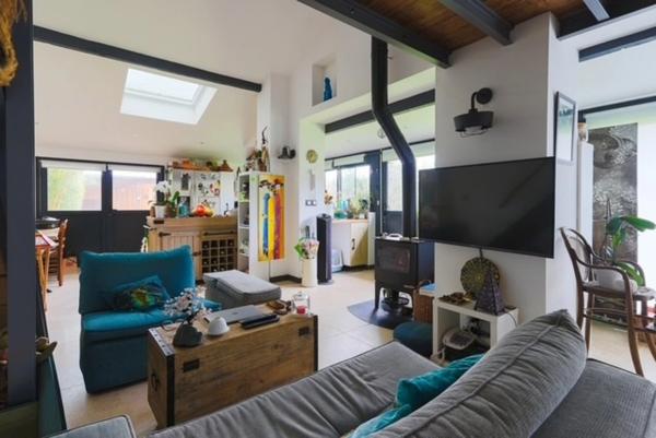 Très bel ensemble immobilier avec jardin et piscine proposant 2 maisons non mitoyennes  et un immeuble de 5 studios avec rentabilité locative