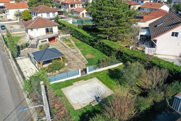 Maison sur sous-sol complet édifiée sur un terrain de 855m².
