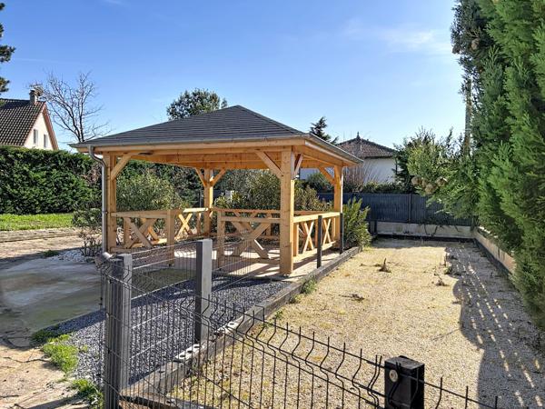 Maison sur sous-sol complet édifiée sur un terrain de 855m².