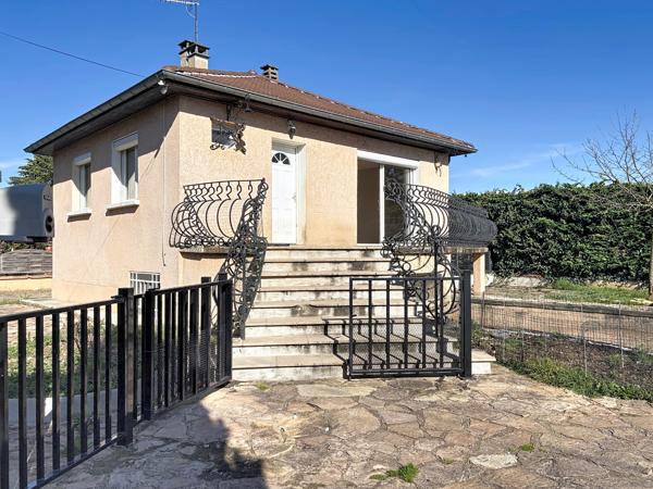 Maison sur sous-sol complet édifiée sur un terrain de 855m².