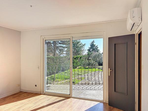 Maison sur sous-sol complet édifiée sur un terrain de 855m².