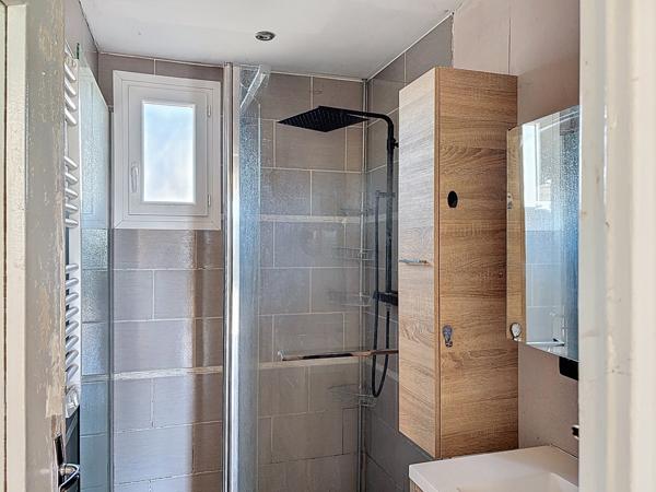 Maison sur sous-sol complet édifiée sur un terrain de 855m².