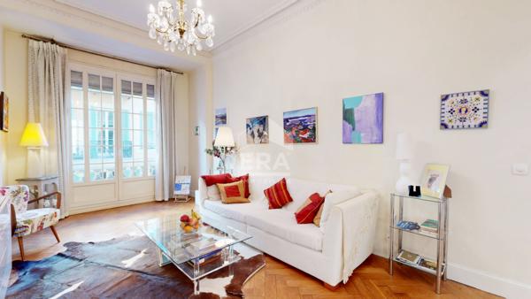 NICE - RUE DE FRANCE : VASTE 5 PIÈCES TRAVERSANT SUD / NORD AVEC BALCON
