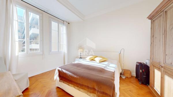 NICE - RUE DE FRANCE : VASTE 5 PIÈCES TRAVERSANT SUD / NORD AVEC BALCON