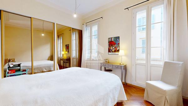 NICE - RUE DE FRANCE : VASTE 5 PIÈCES TRAVERSANT SUD / NORD AVEC BALCON