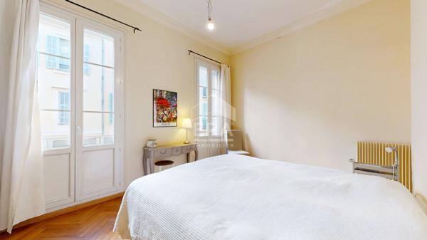 NICE - RUE DE FRANCE : VASTE 5 PIÈCES TRAVERSANT SUD / NORD AVEC BALCON